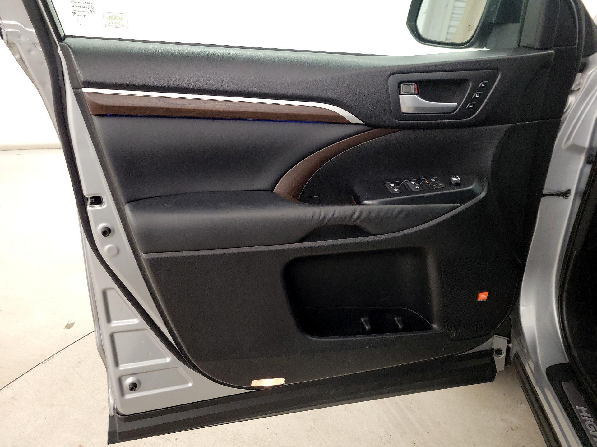 Thumbnail: 2015 Toyota Highlander - 12