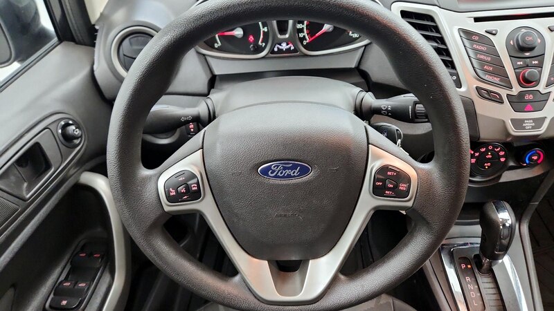 2013 Ford Fiesta SE 10