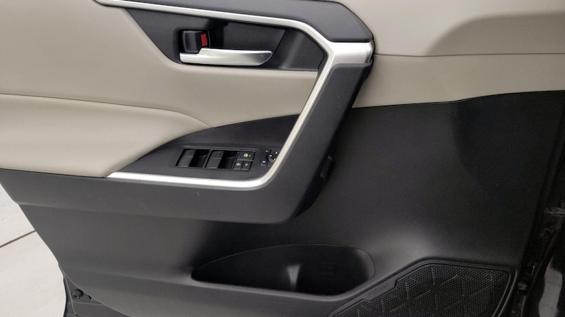 2020 Toyota RAV4 XLE 12