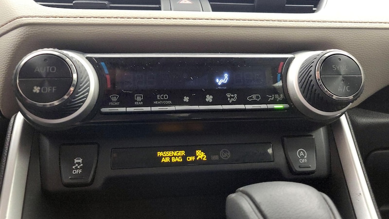 2020 Toyota RAV4 XLE 16