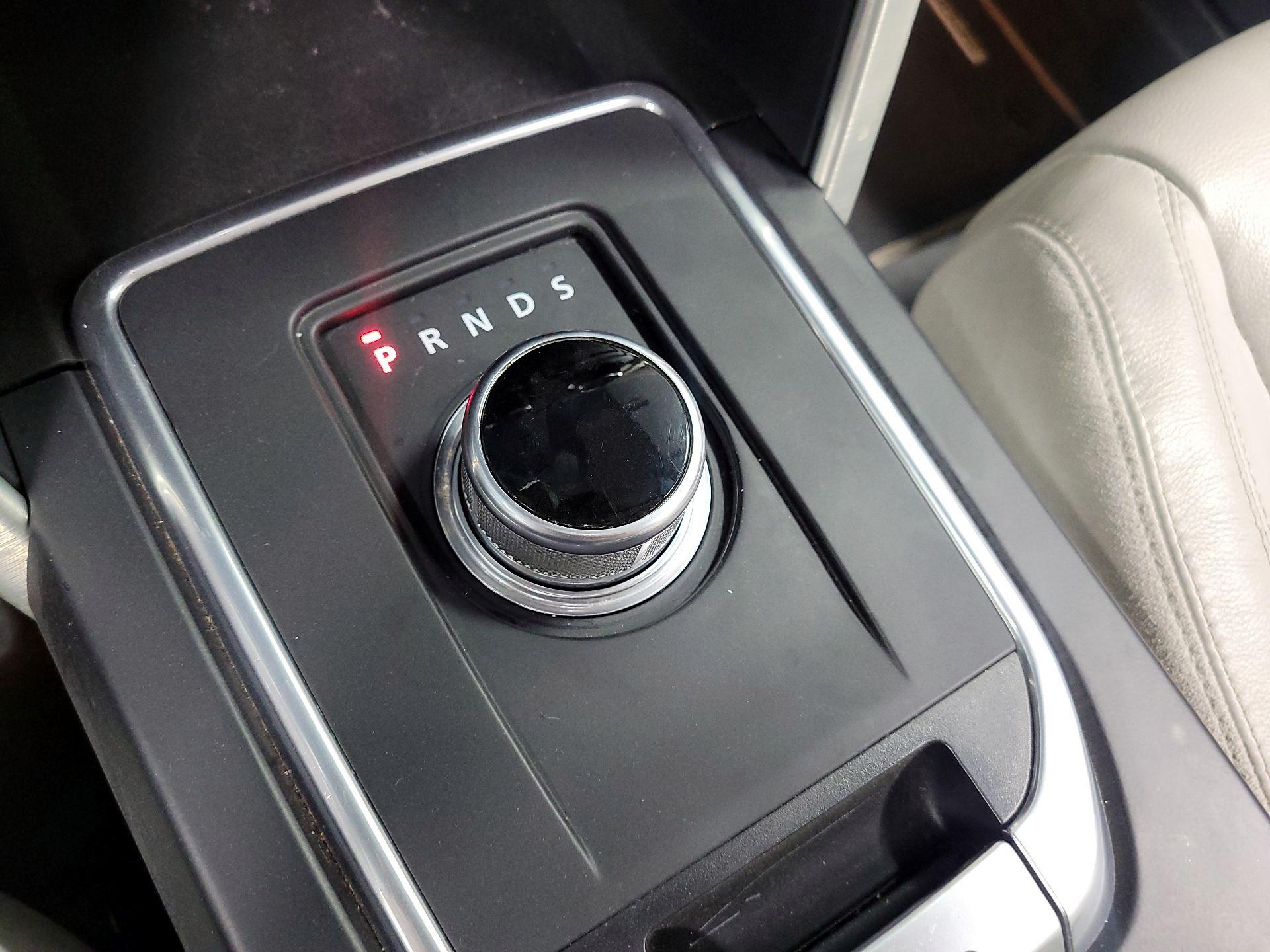 Thumbnail: 2016 Land Rover Discovery Sport - 16