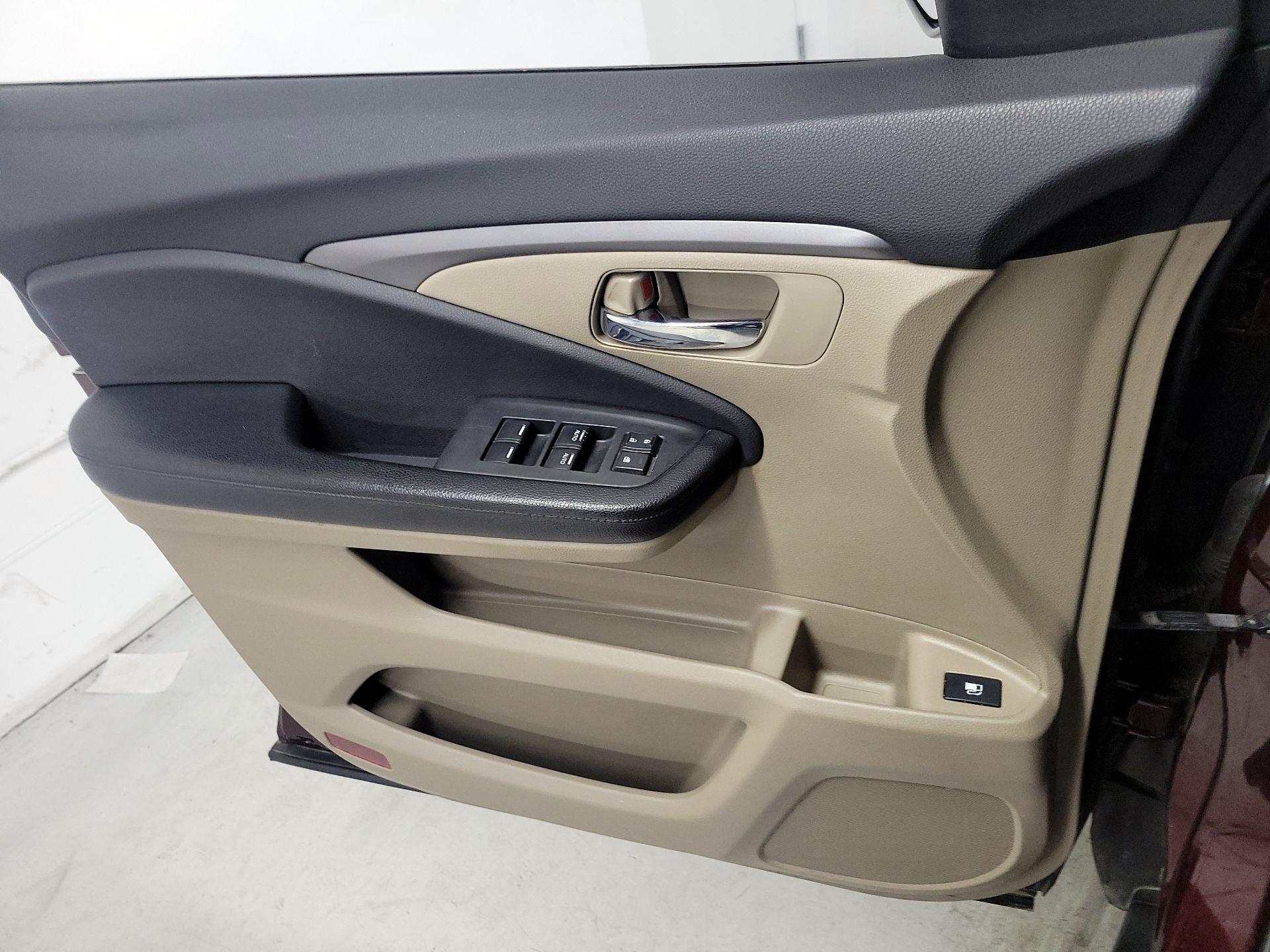 Thumbnail: 2016 Honda Pilot - 12
