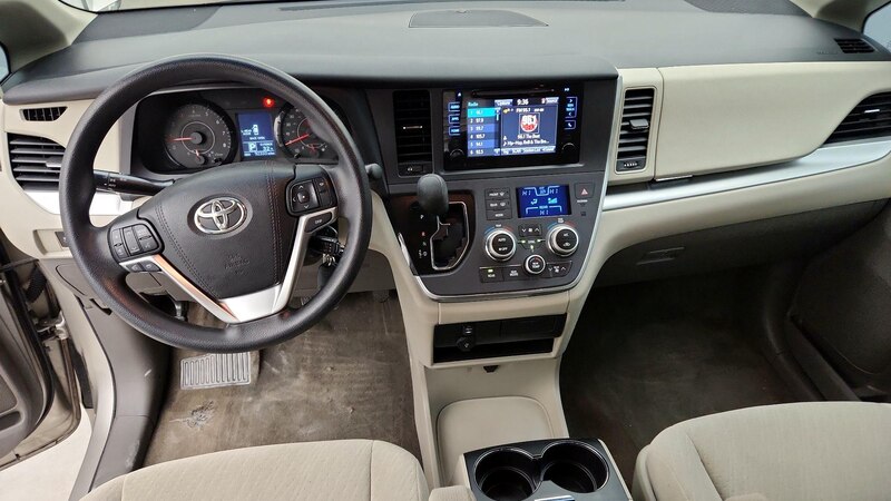 2016 Toyota Sienna LE 9