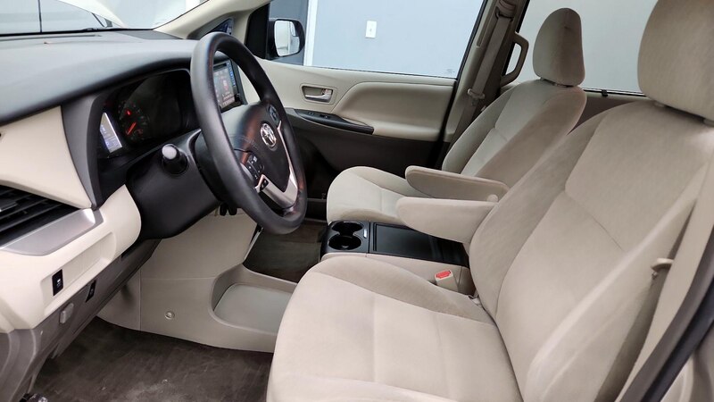 2016 Toyota Sienna LE 11