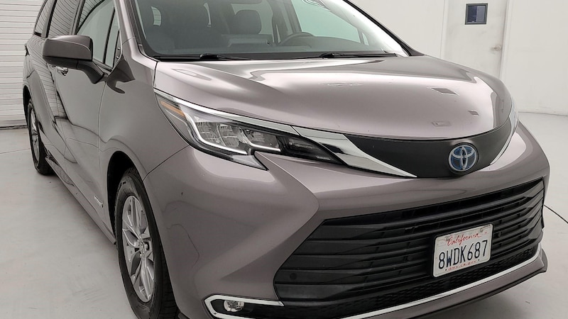 2021 Toyota Sienna XLE Hero Image