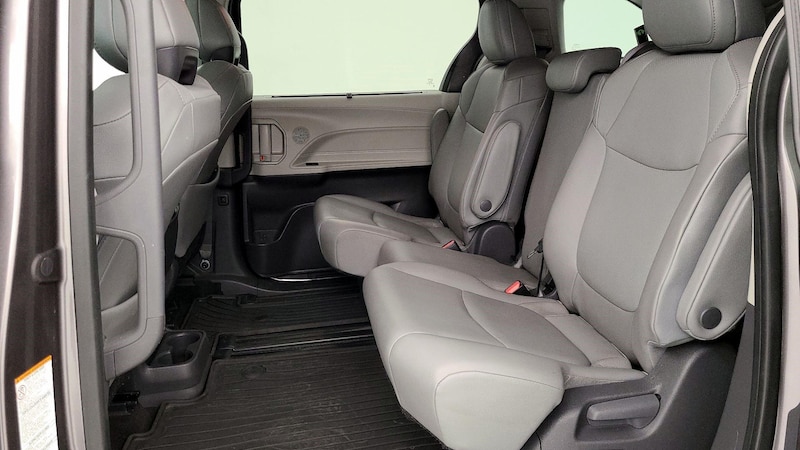 2021 Toyota Sienna XLE 19