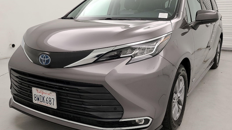 2021 Toyota Sienna XLE 3