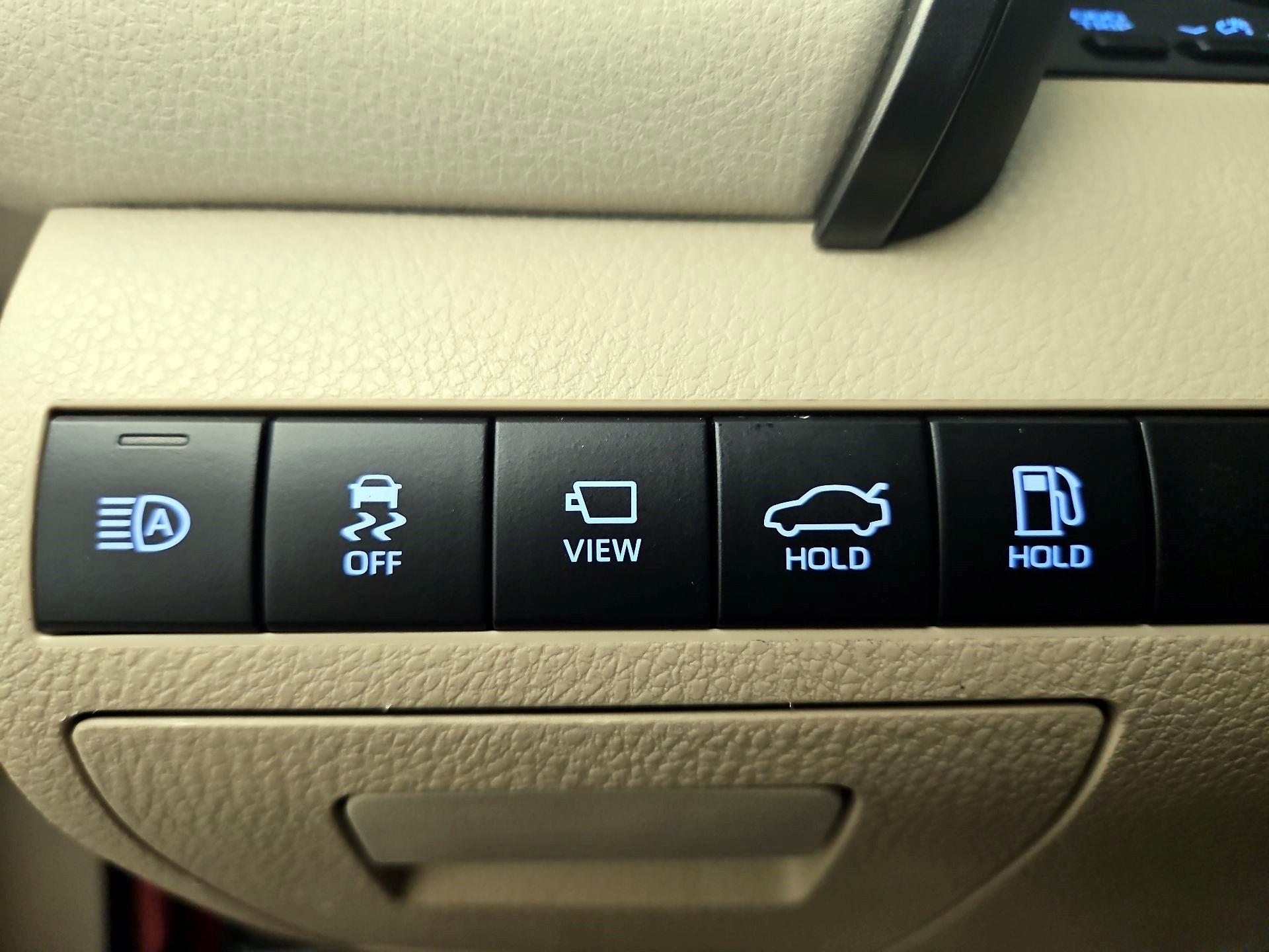 Thumbnail: 2020 Toyota Camry - 13