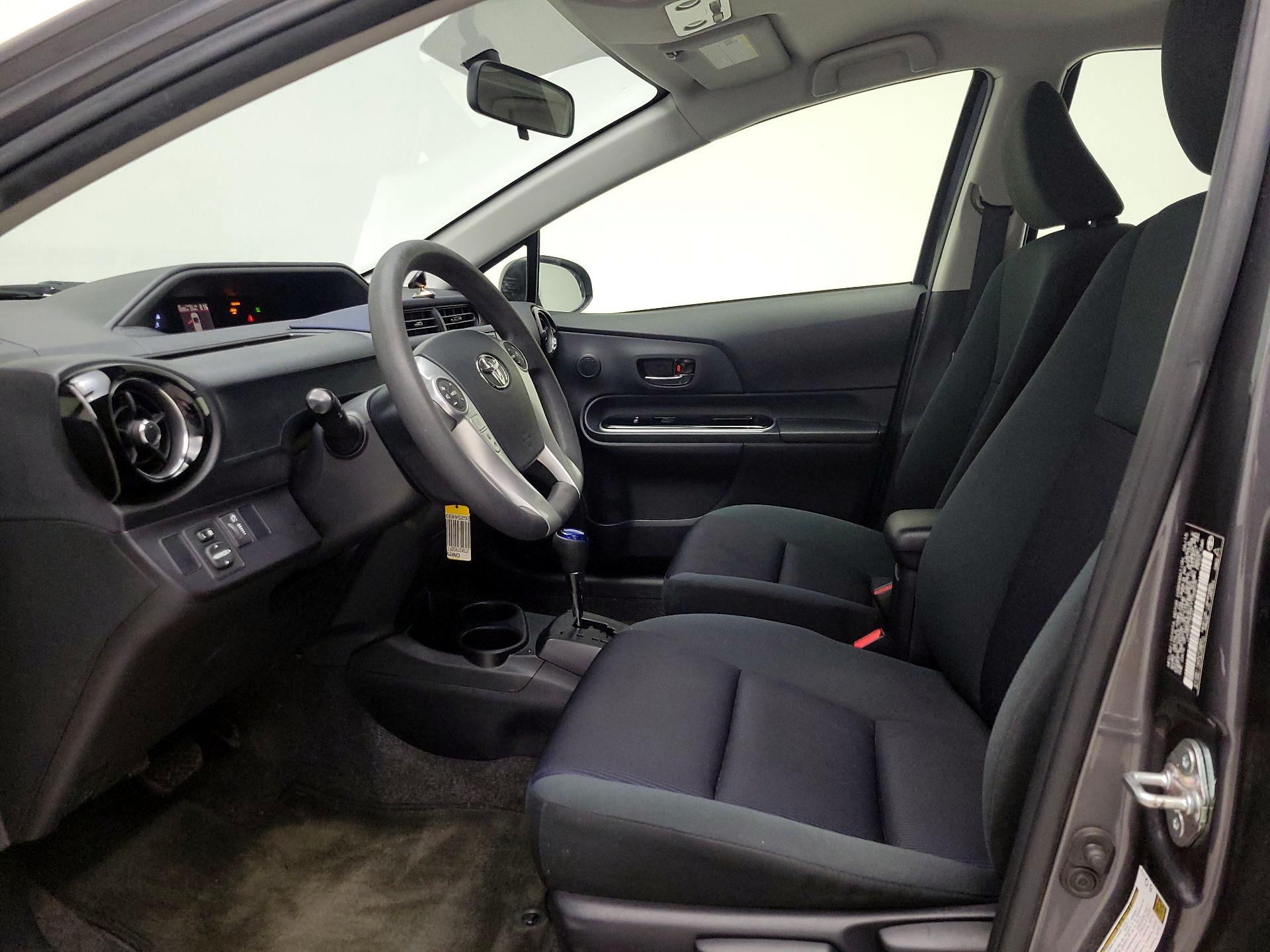Thumbnail: 2015 Toyota Prius c - 11