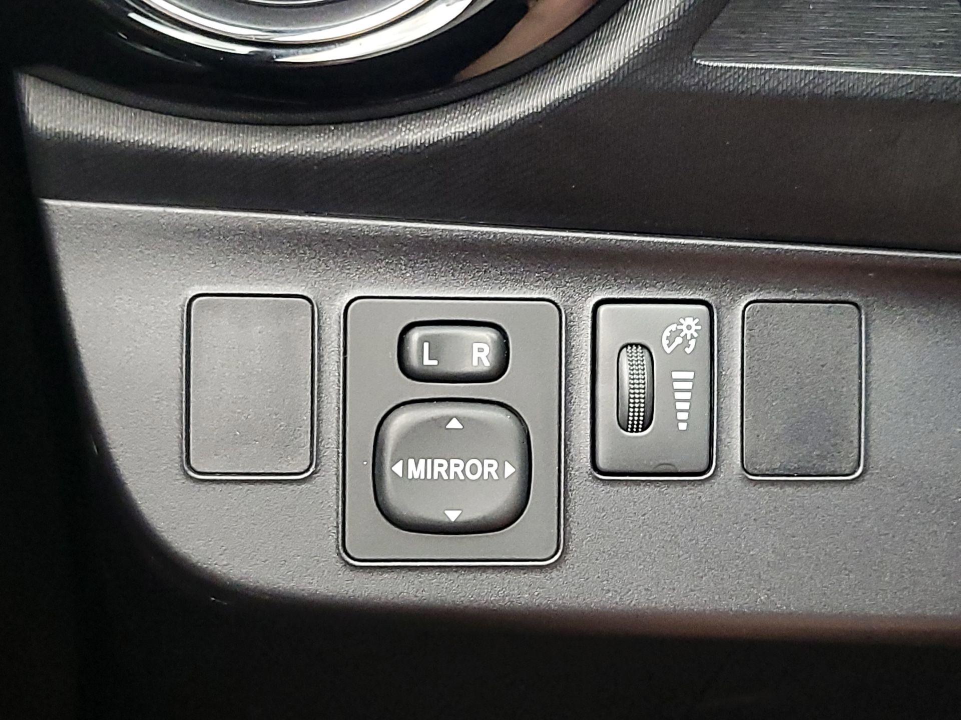 Thumbnail: 2015 Toyota Prius c - 13