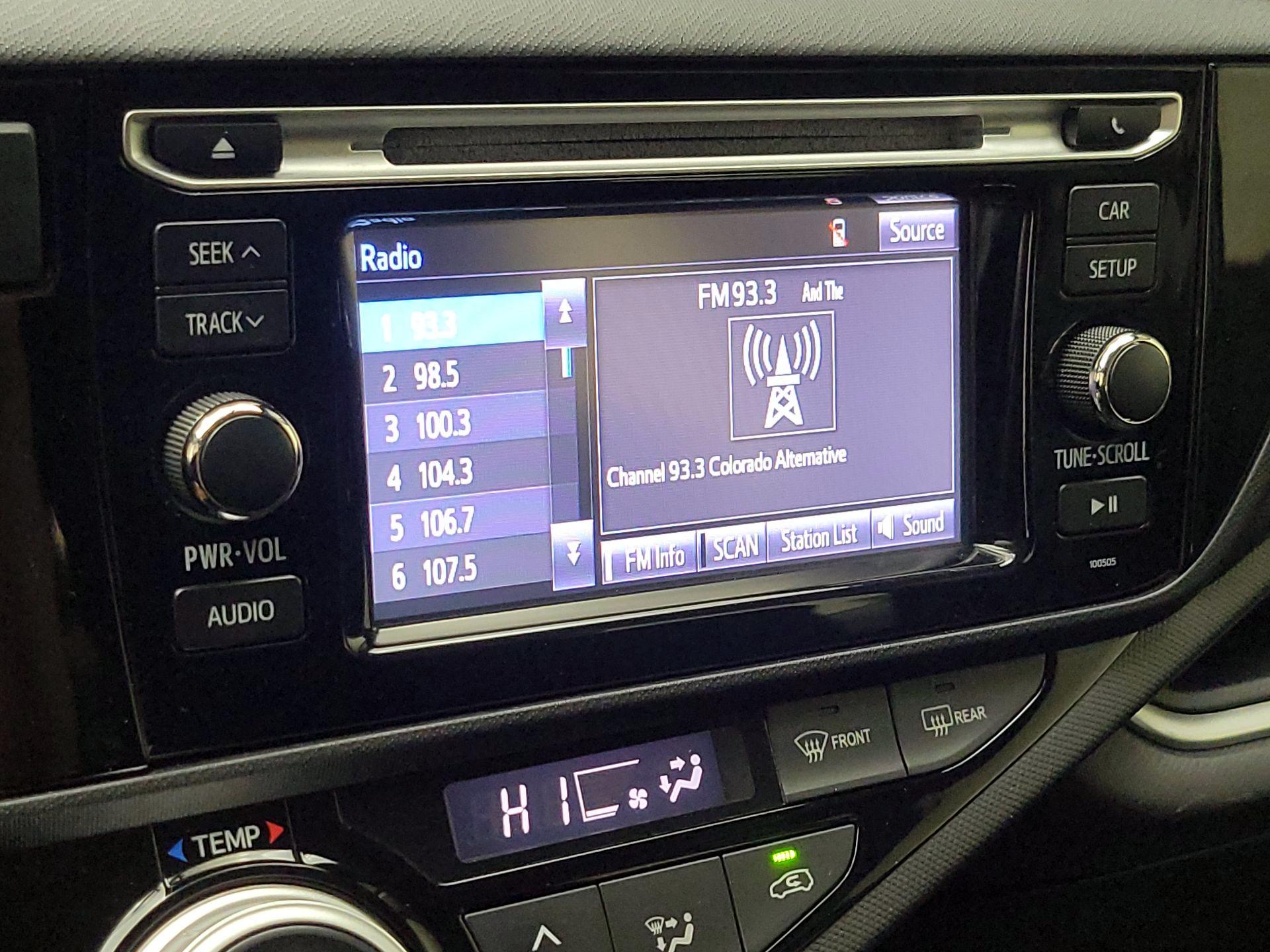 Thumbnail: 2015 Toyota Prius c - 15