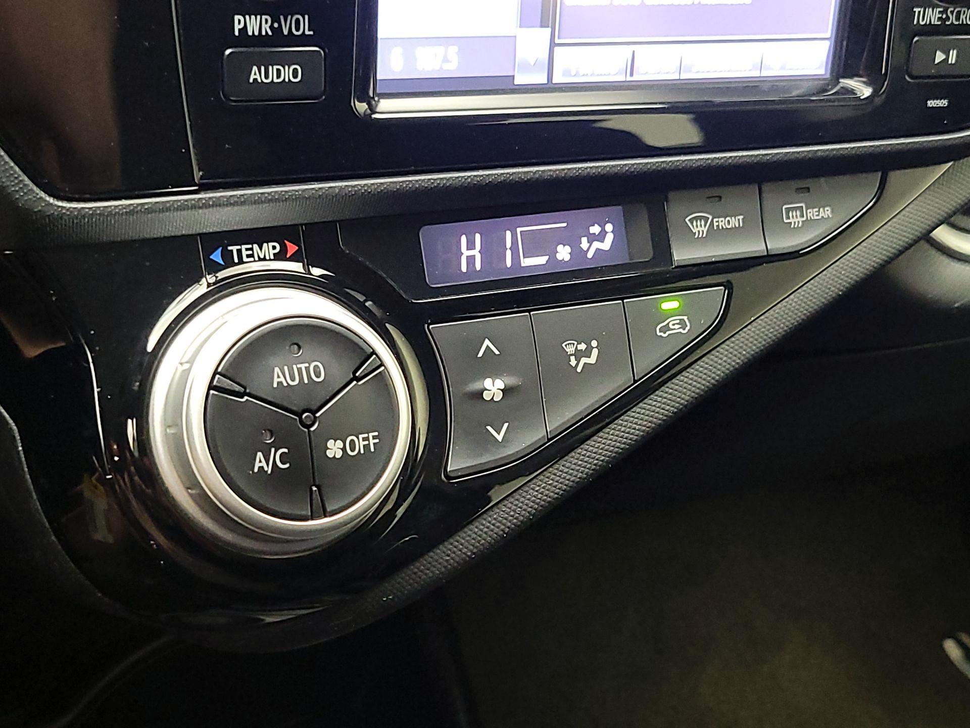 Thumbnail: 2015 Toyota Prius c - 16