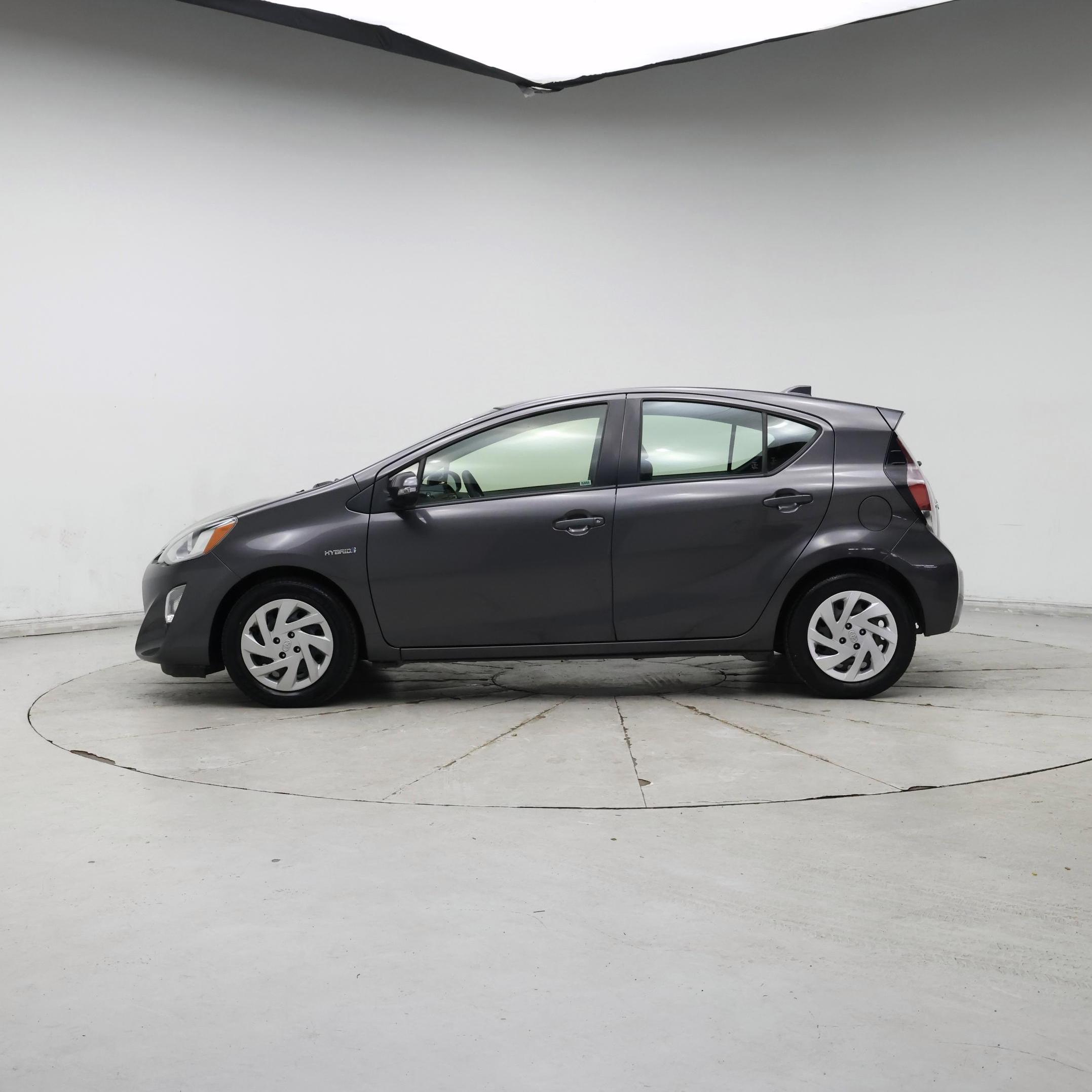 Thumbnail: 2015 Toyota Prius c - 3