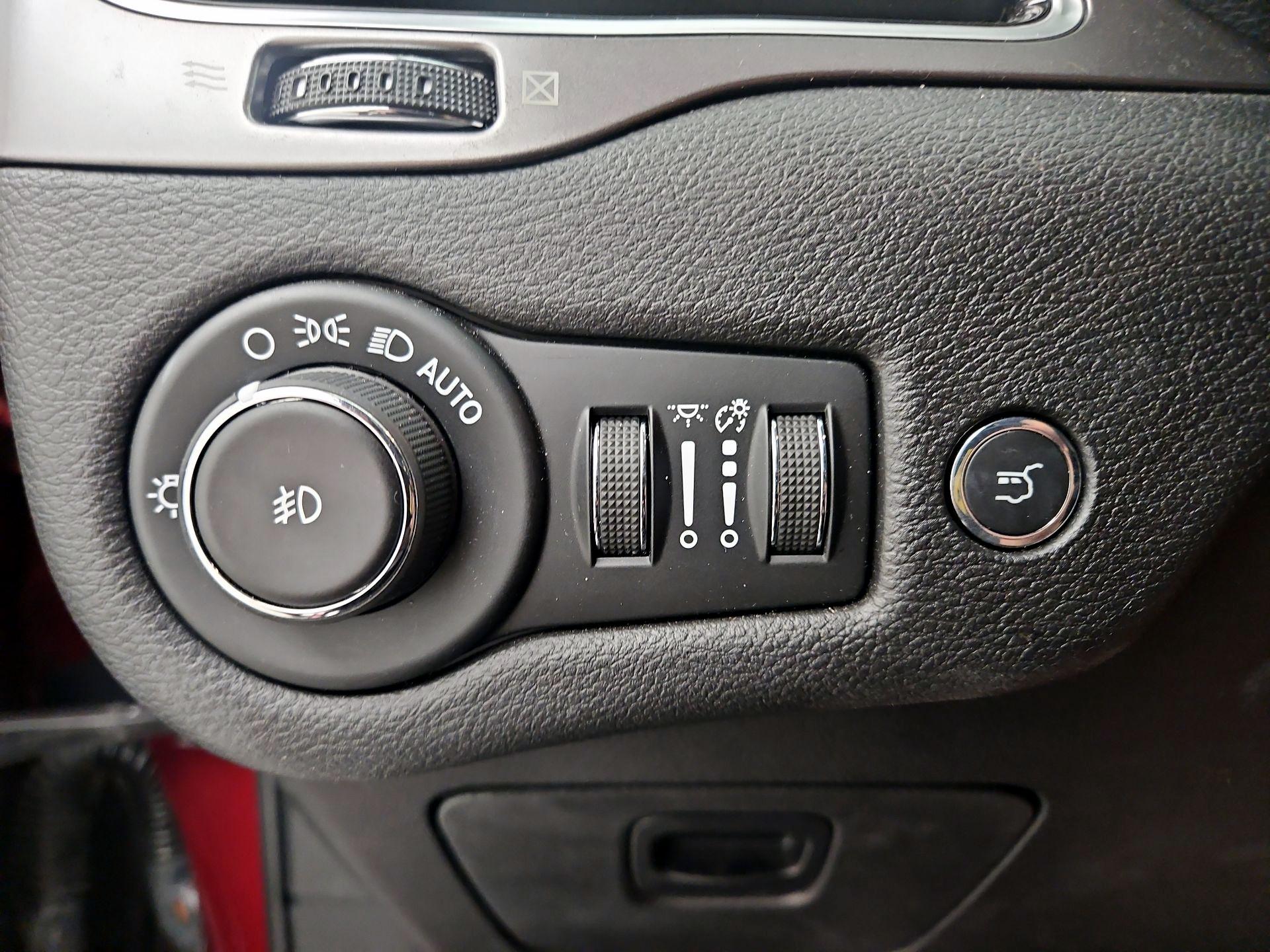 Thumbnail: 2019 Jeep Cherokee - 13