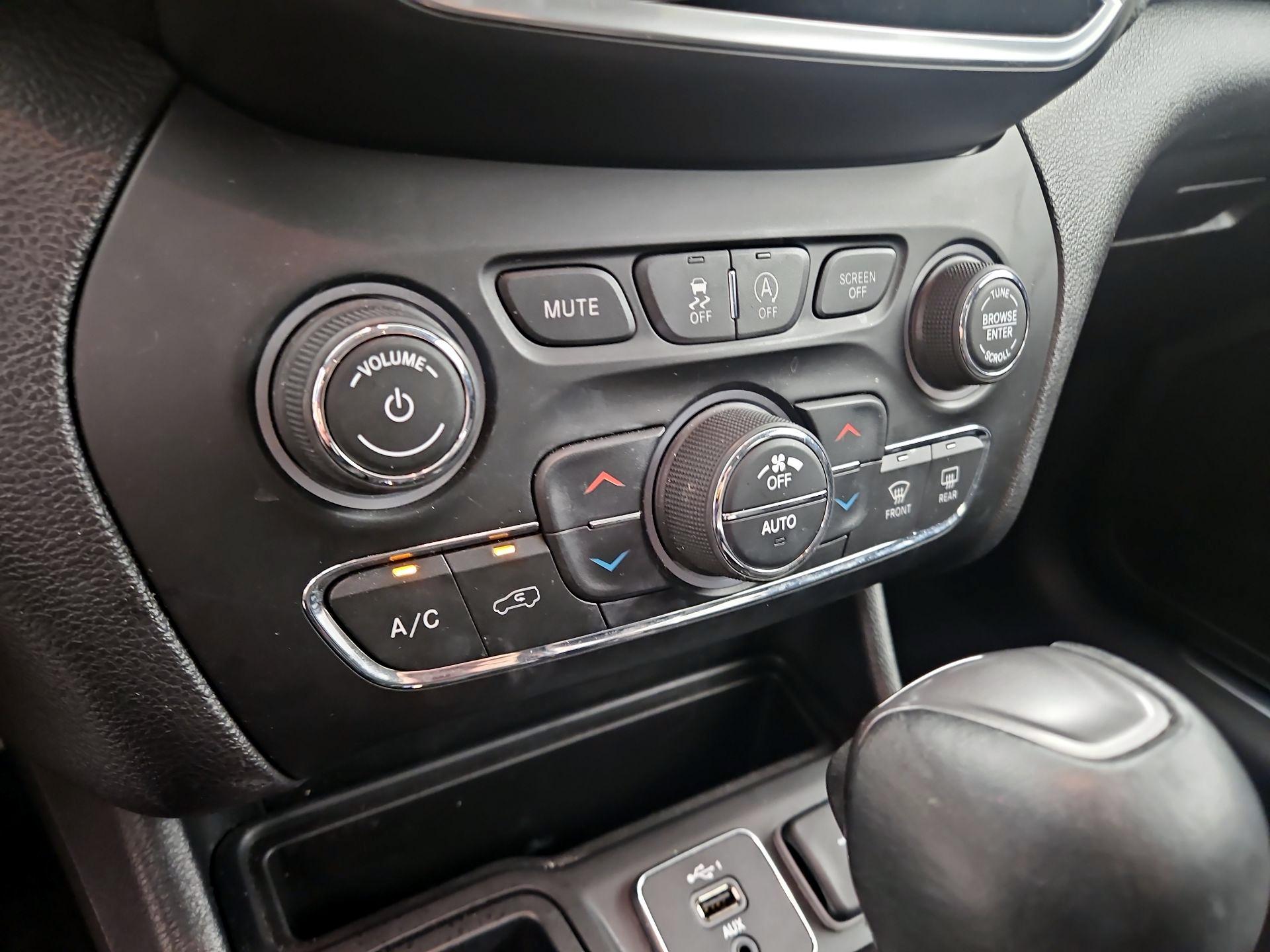 Thumbnail: 2019 Jeep Cherokee - 16
