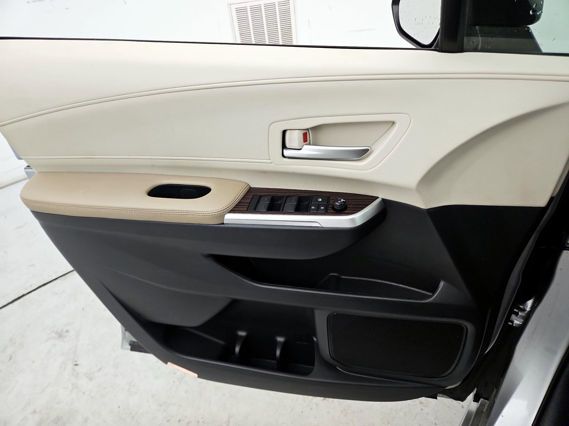 Thumbnail: 2021 Toyota Sienna - 12