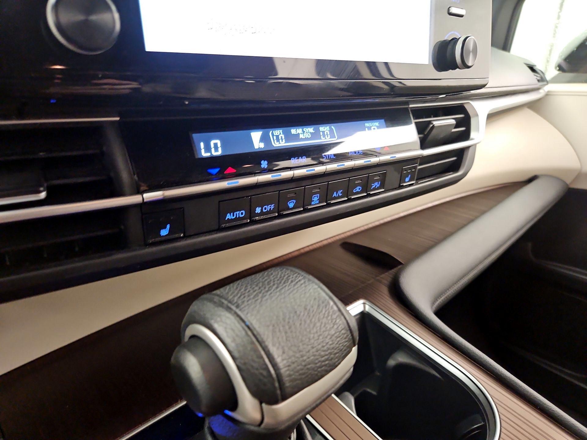 Thumbnail: 2021 Toyota Sienna - 16