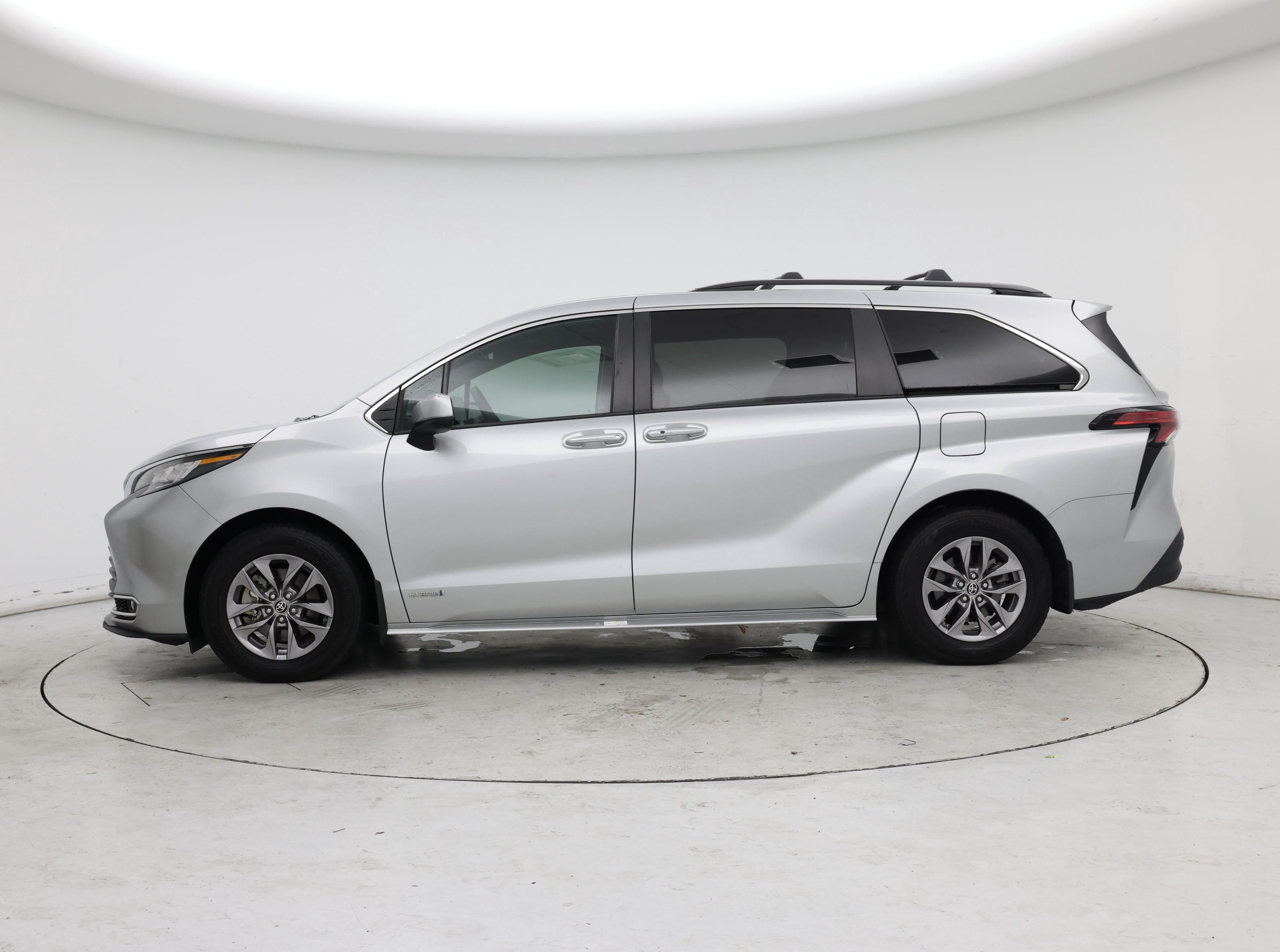 Thumbnail: 2021 Toyota Sienna - 3