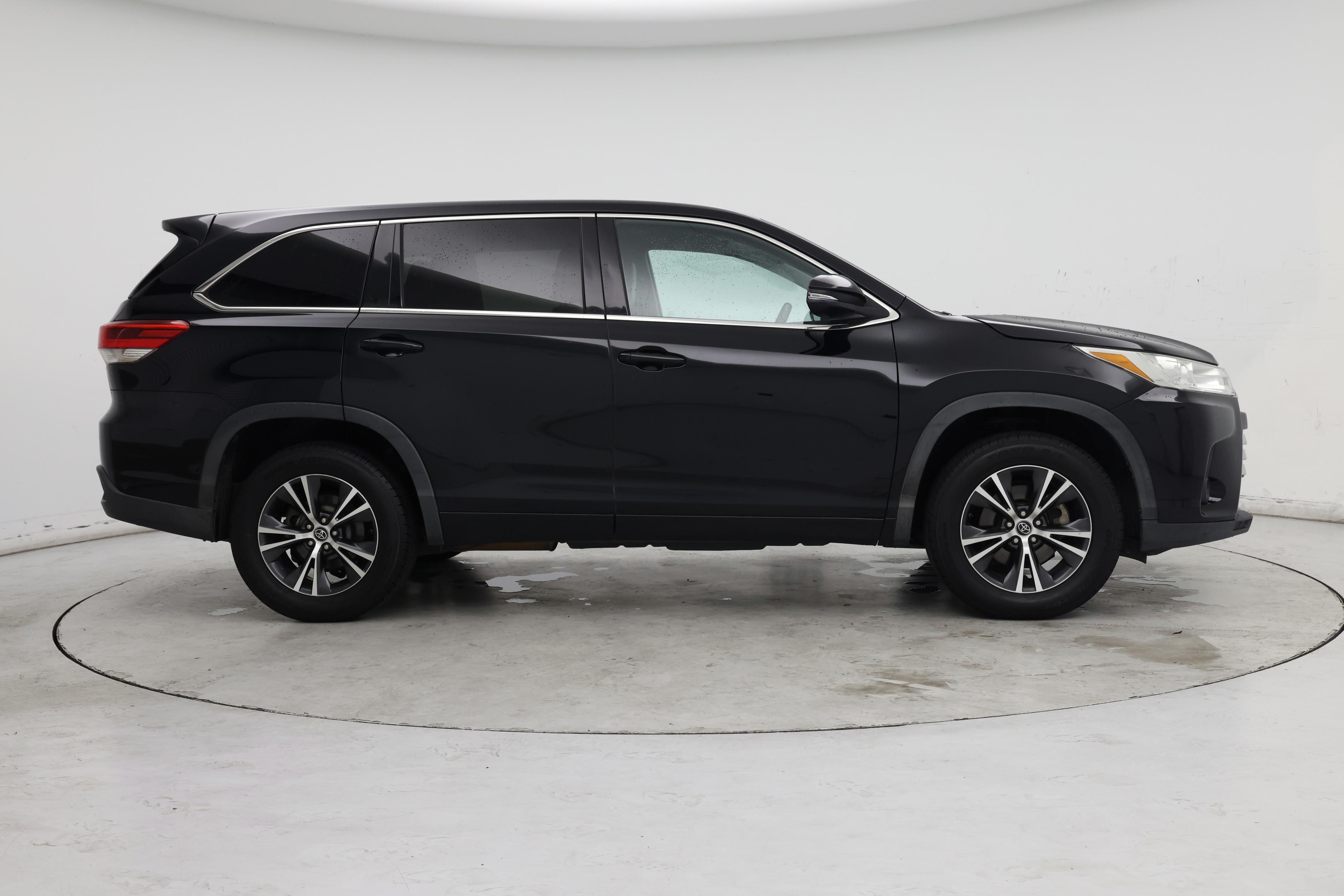 Thumbnail: 2017 Toyota Highlander - 7