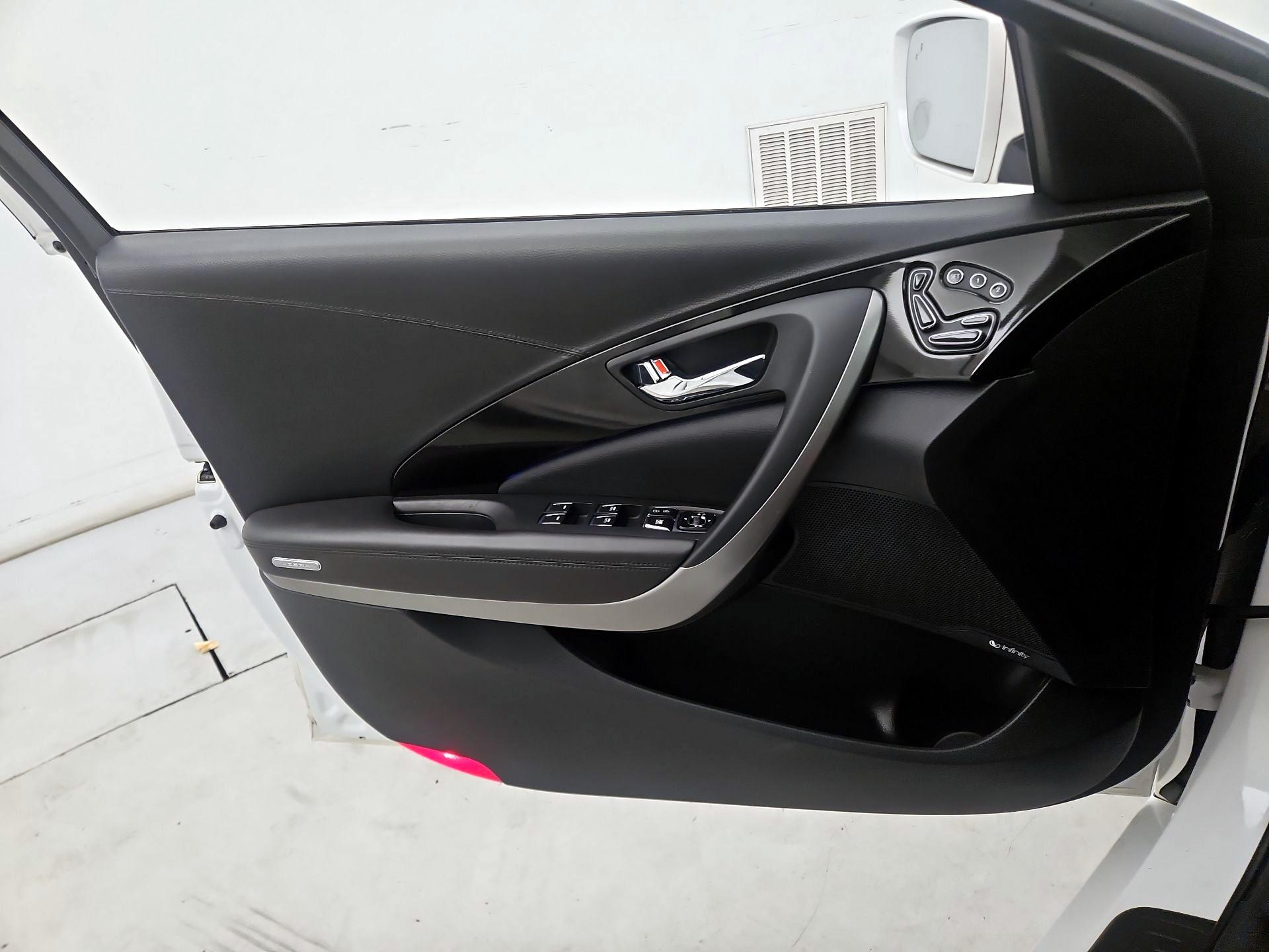 Thumbnail: 2016 Hyundai Azera - 12