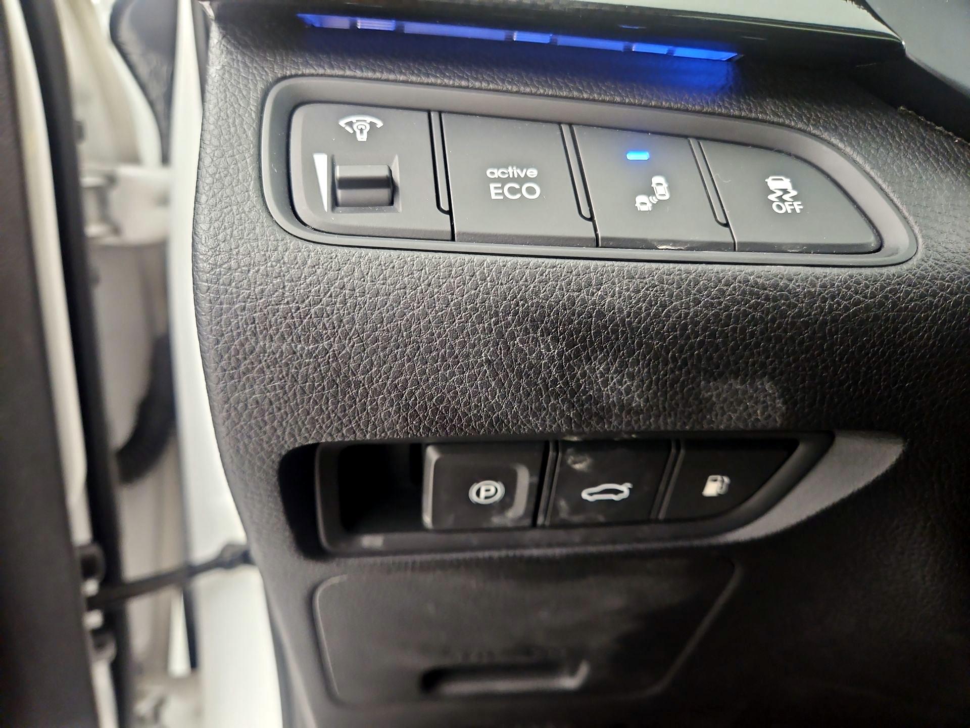 Thumbnail: 2016 Hyundai Azera - 13