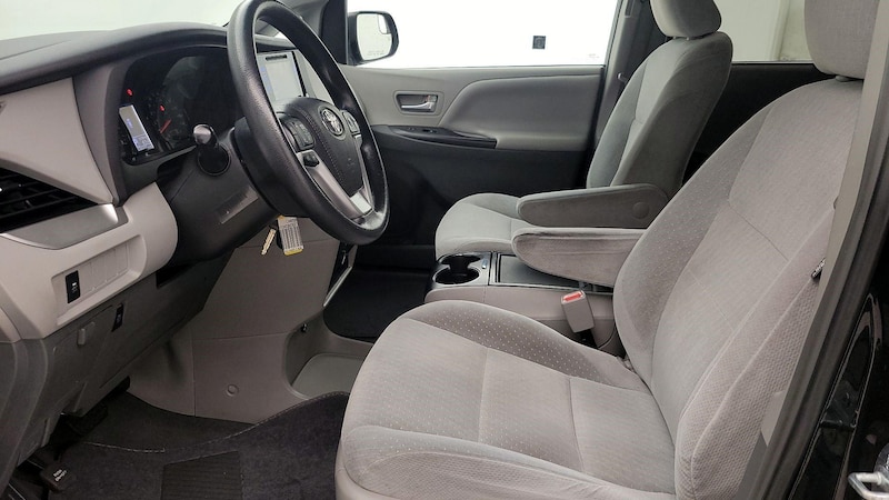 2016 Toyota Sienna LE 11