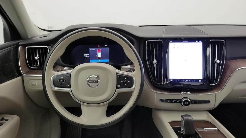 2022 Volvo XC60 B5 Momentum 10
