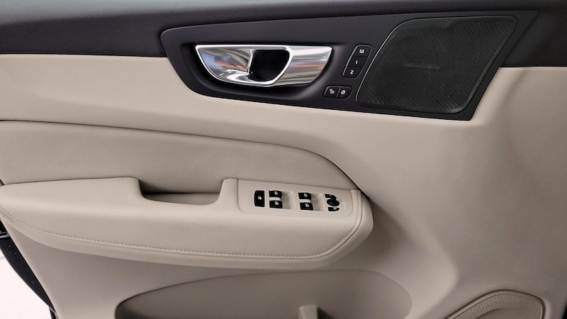 2022 Volvo XC60 B5 Momentum 12