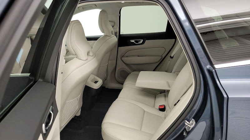 2022 Volvo XC60 B5 Momentum 21