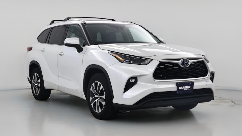 2022 Toyota Highlander XLE Hero Image