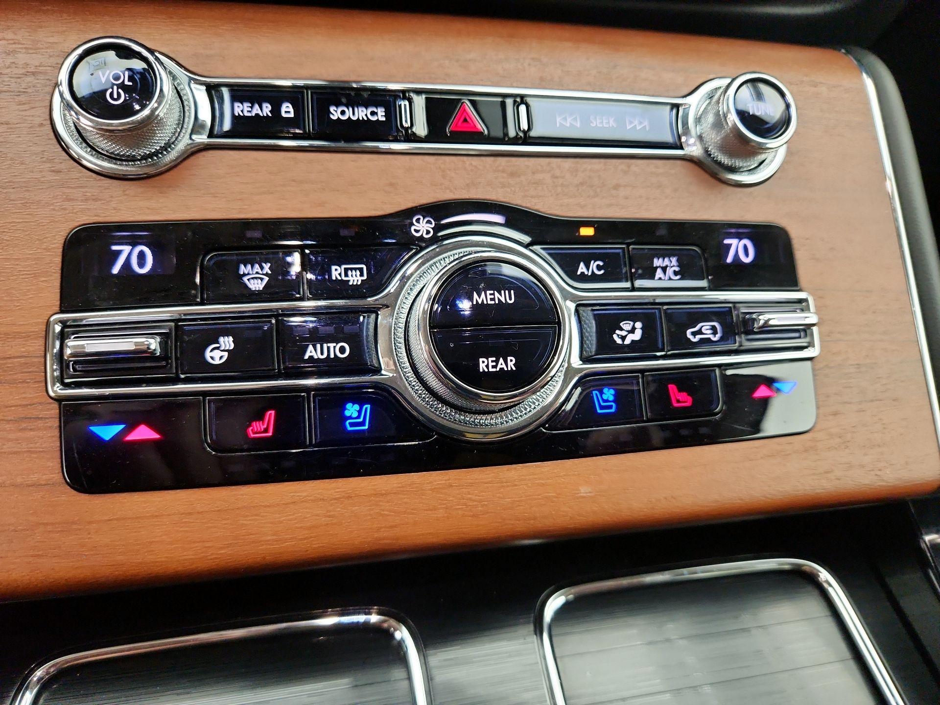 Thumbnail: 2020 Lincoln Aviator - 17