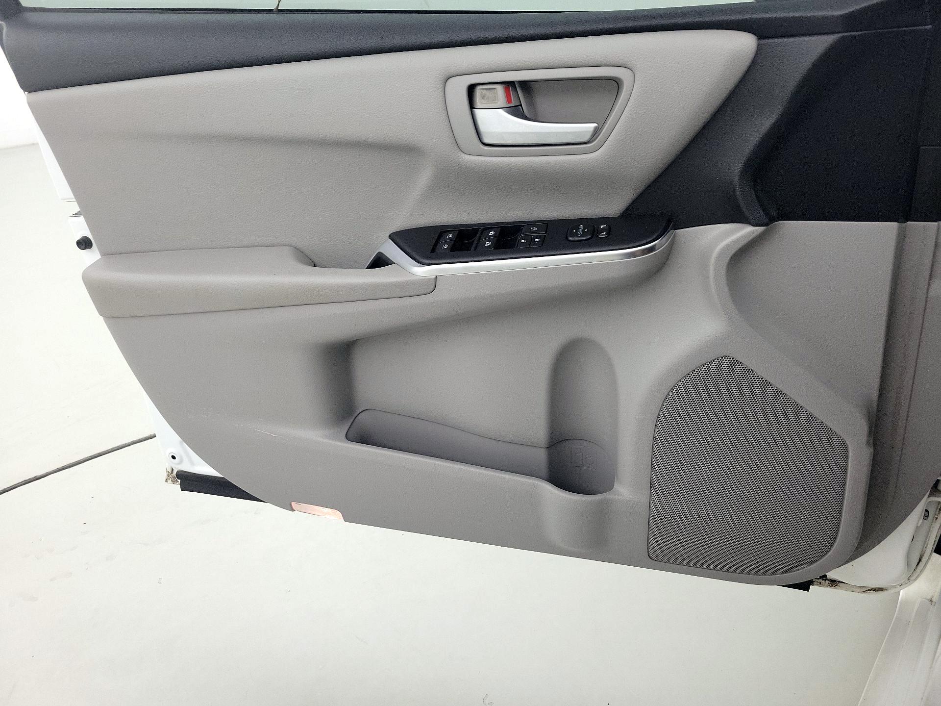Thumbnail: 2016 Toyota Camry - 12