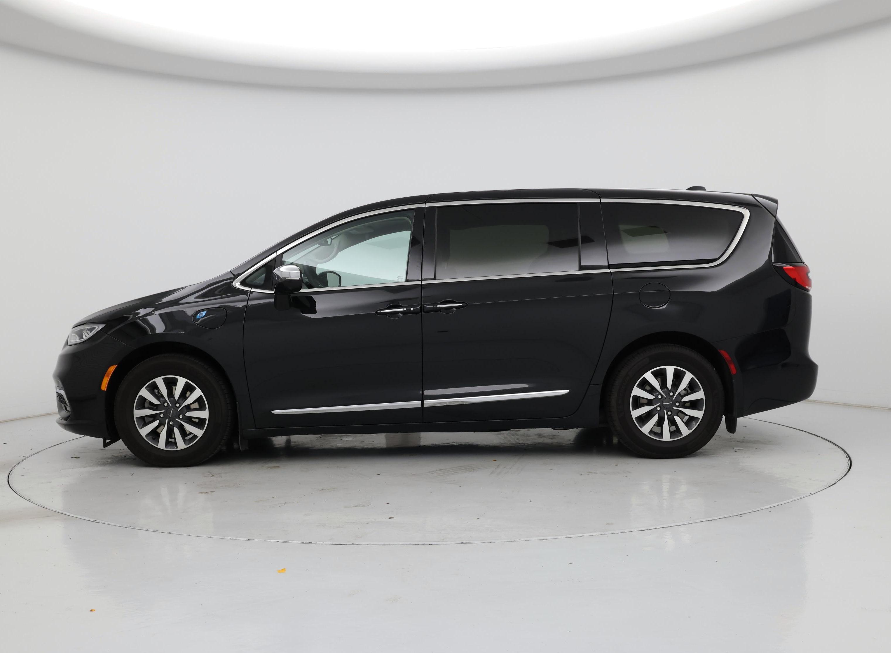 Thumbnail: 2022 Chrysler Pacifica - 3