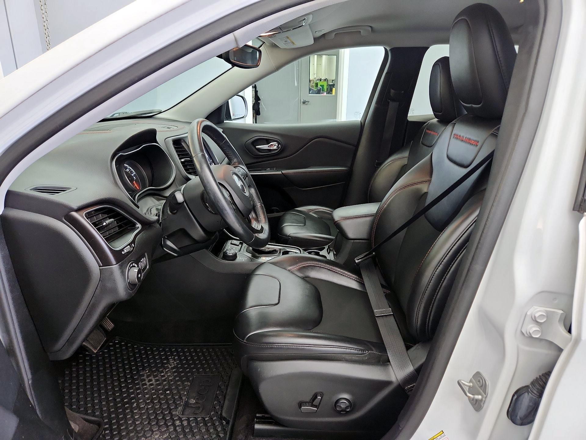 Thumbnail: 2019 Jeep Cherokee - 11