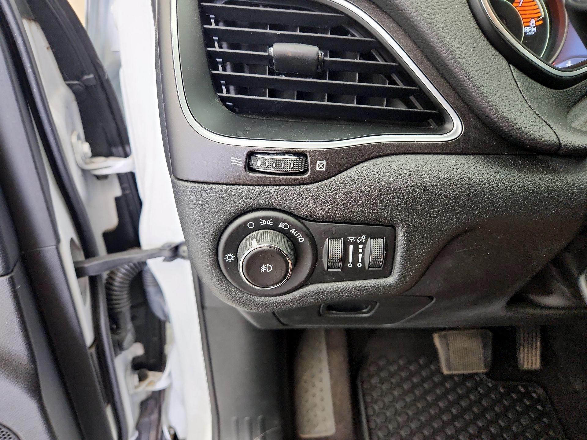 Thumbnail: 2019 Jeep Cherokee - 13