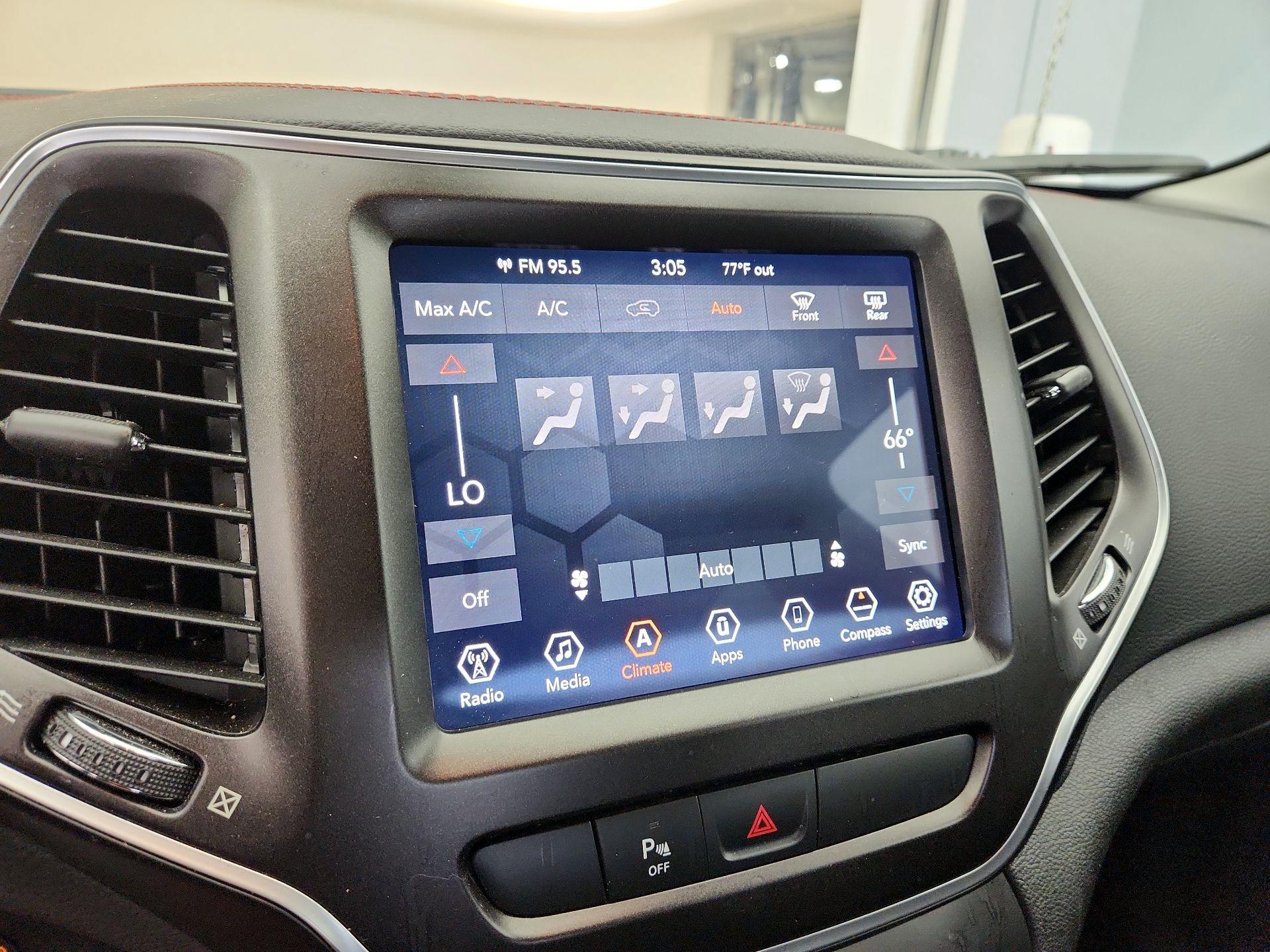 Thumbnail: 2019 Jeep Cherokee - 16