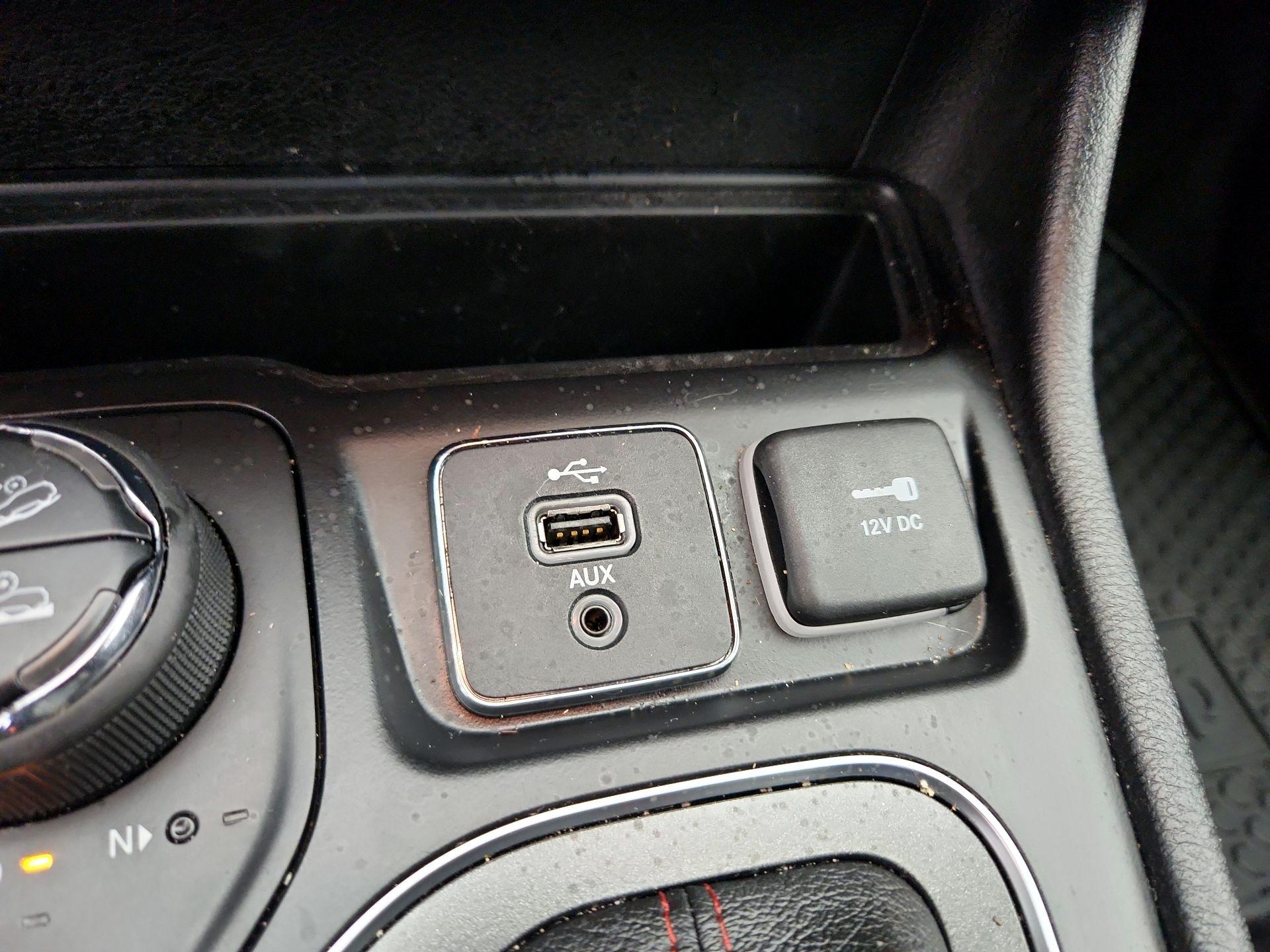 Thumbnail: 2019 Jeep Cherokee - 18