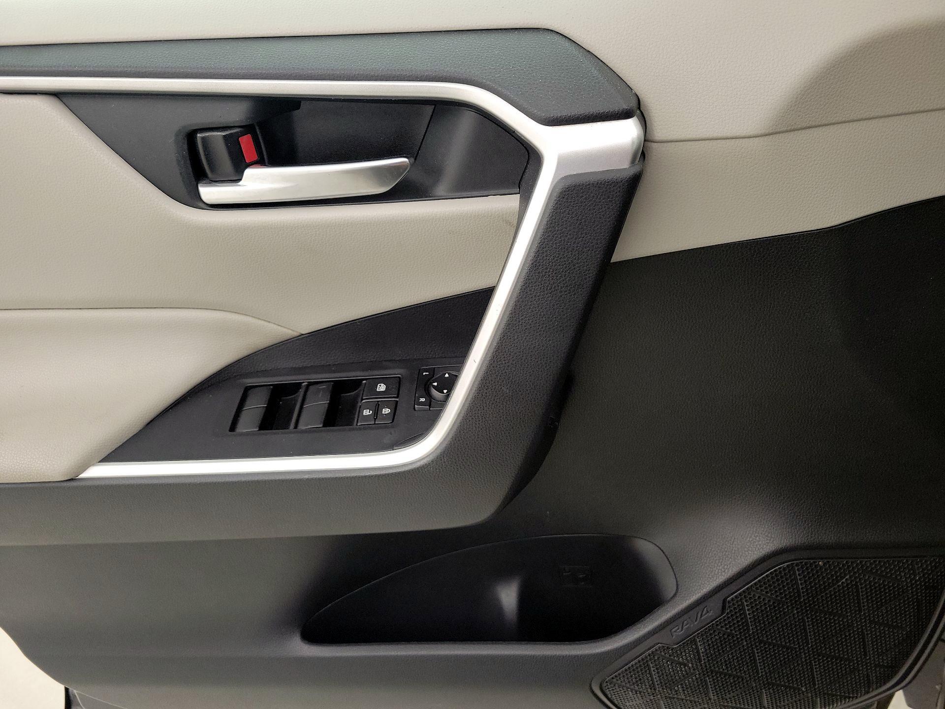 Thumbnail: 2020 Toyota RAV4 - 12