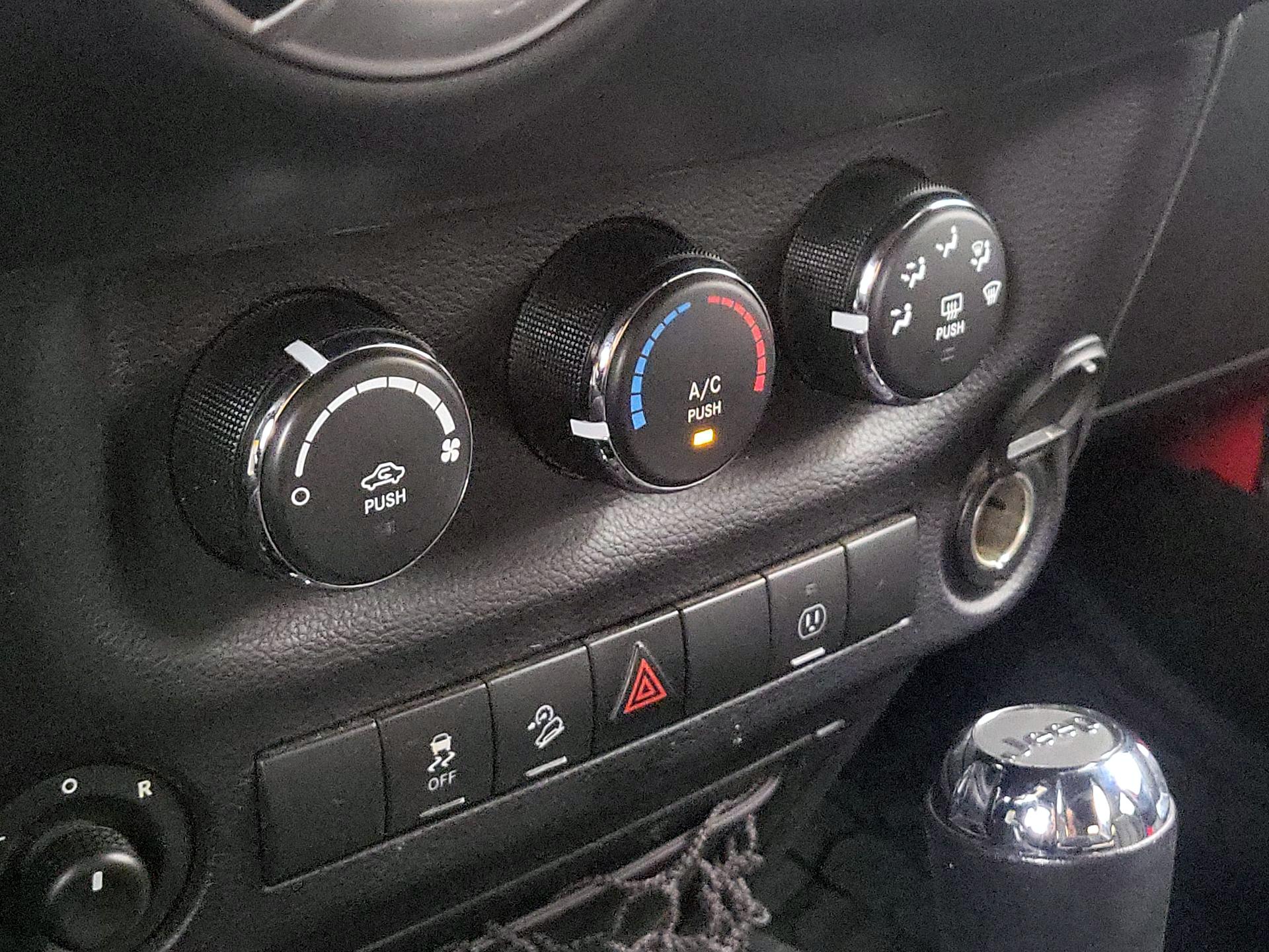 Thumbnail: 2015 Jeep Wrangler - 14