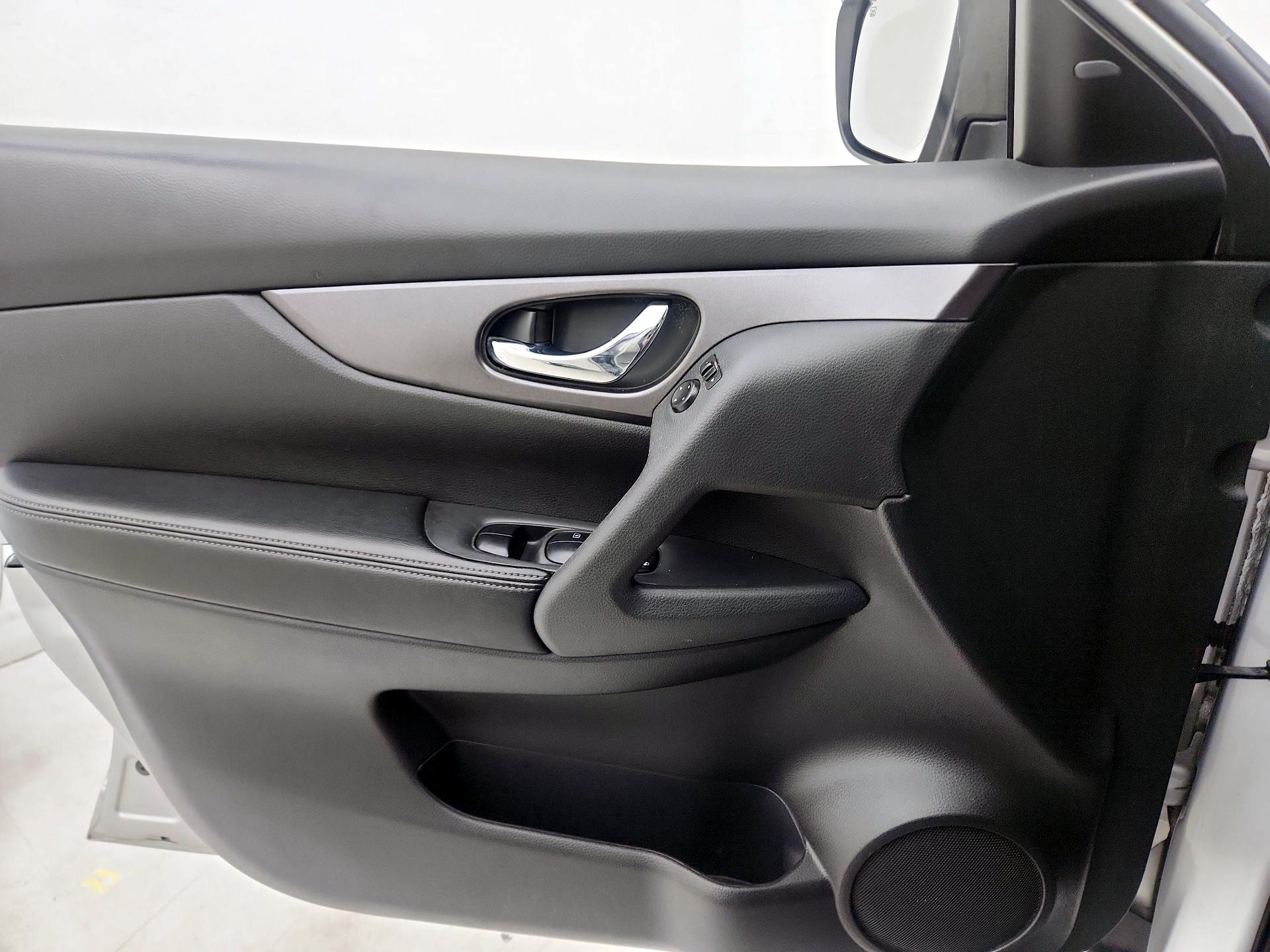 Thumbnail: 2016 Nissan Rogue - 12