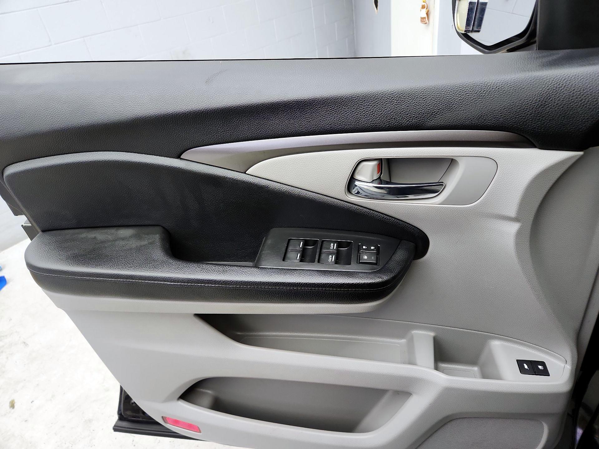 Thumbnail: 2017 Honda Pilot - 12