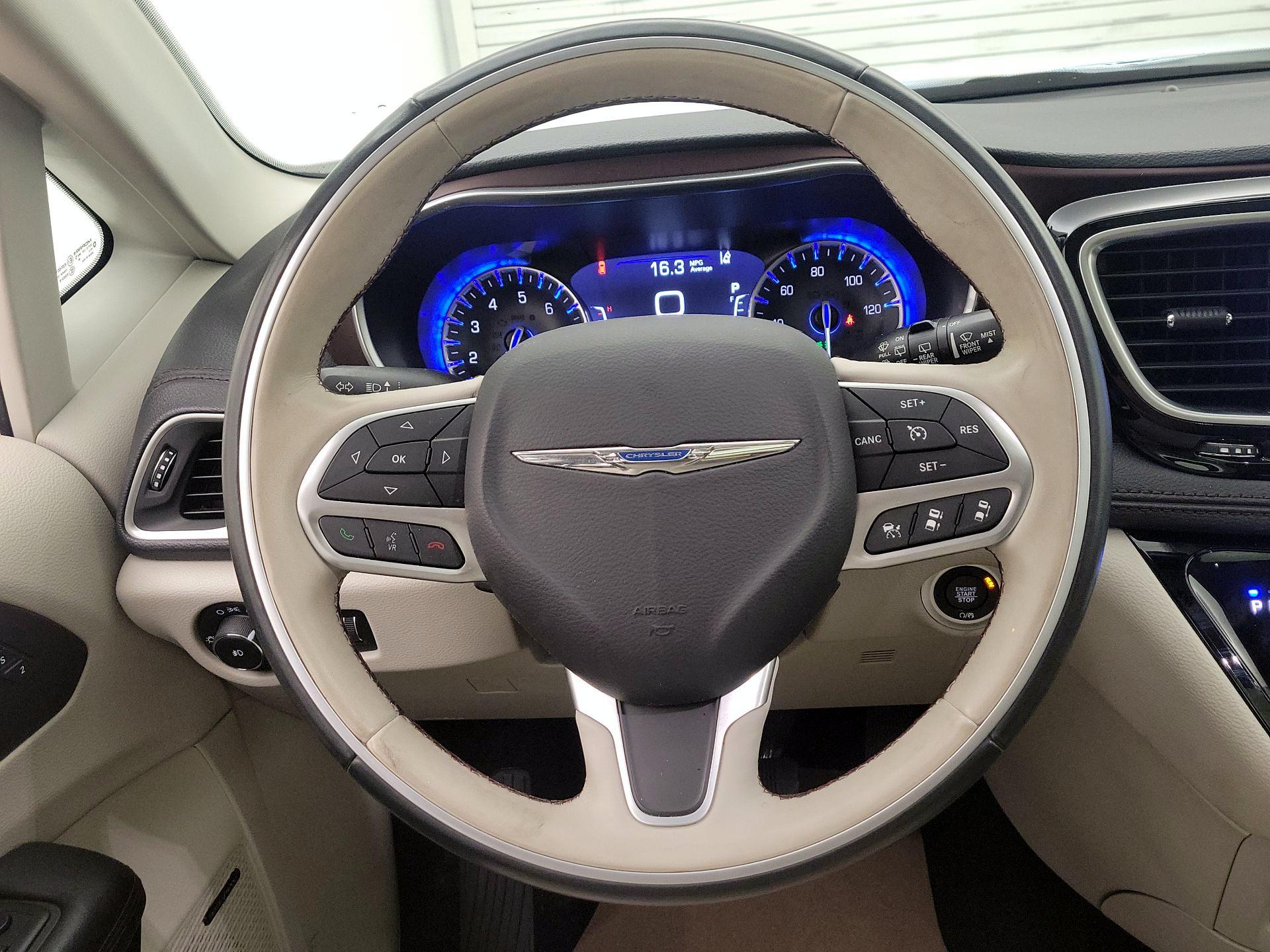 Thumbnail: 2017 Chrysler Pacifica - 10