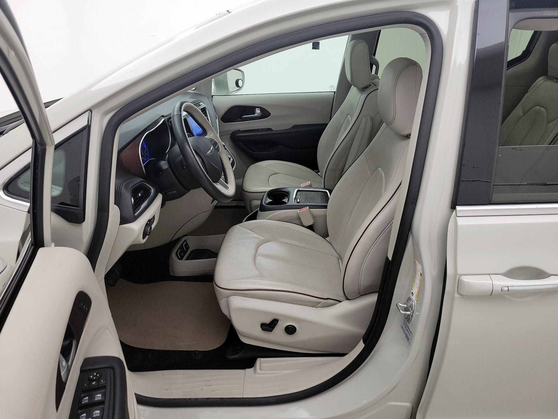 Thumbnail: 2017 Chrysler Pacifica - 11