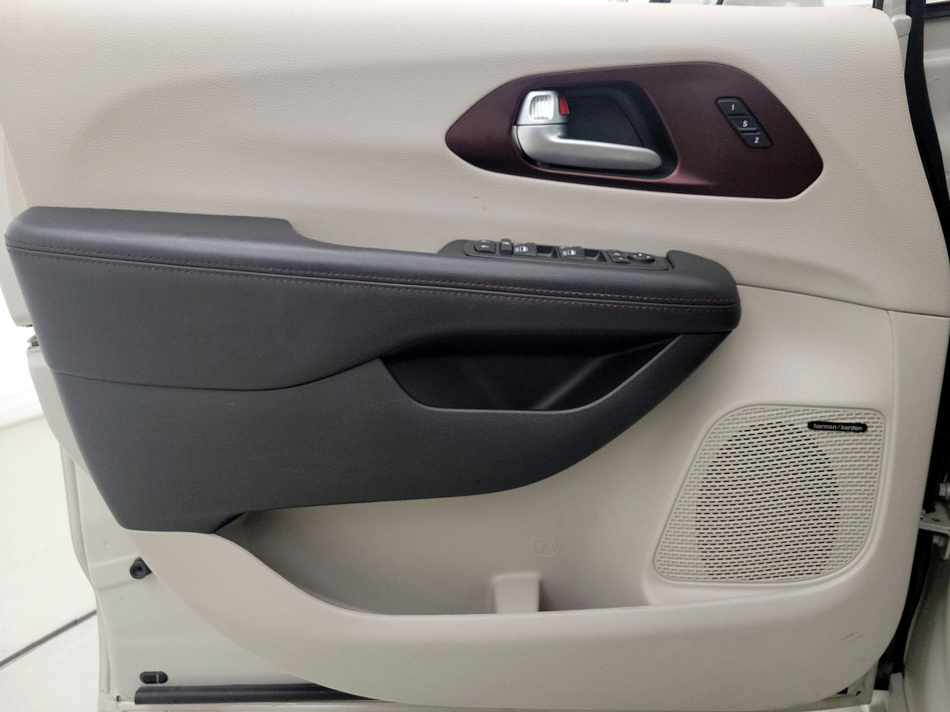 Thumbnail: 2017 Chrysler Pacifica - 12