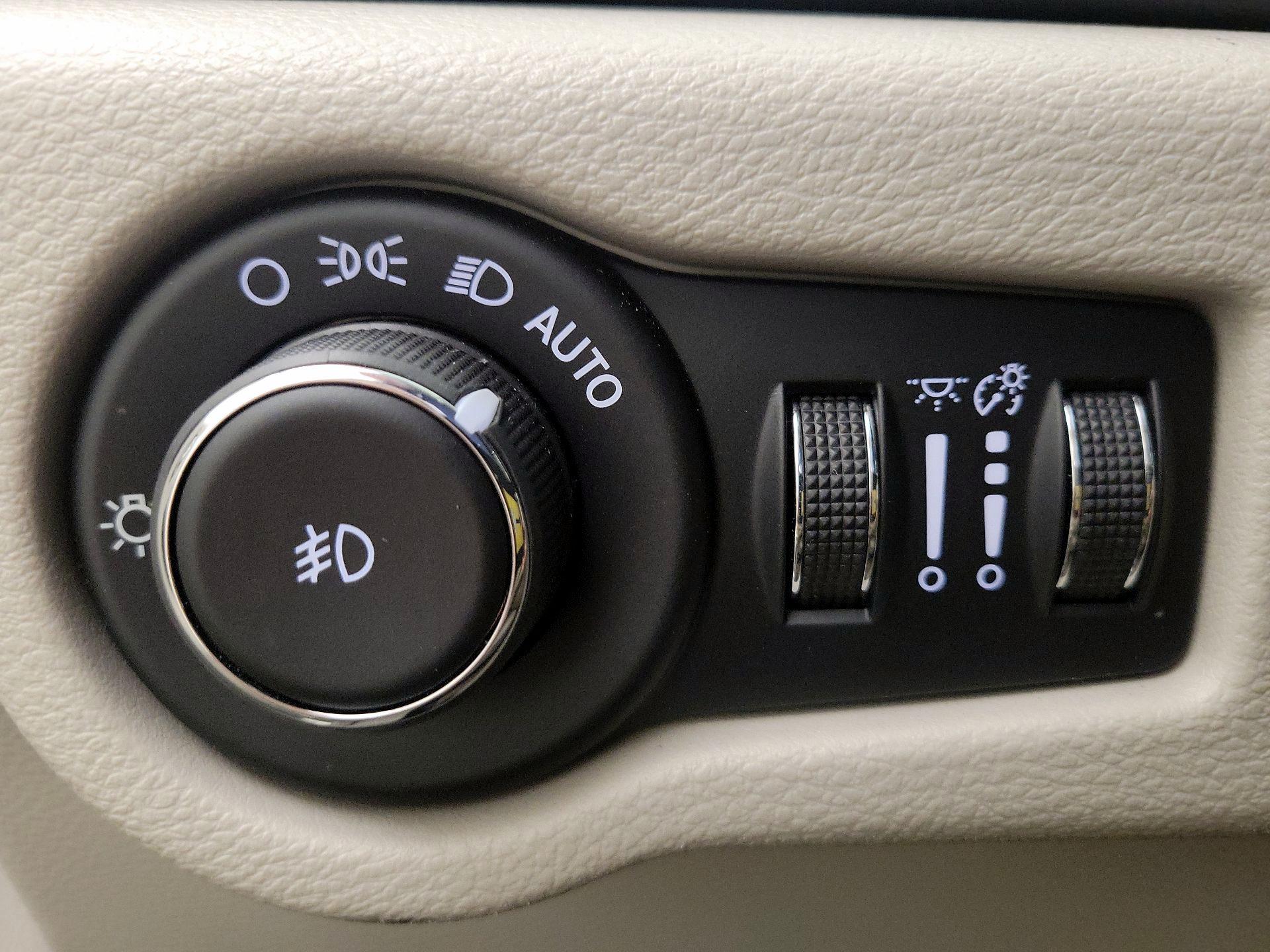 Thumbnail: 2017 Chrysler Pacifica - 13