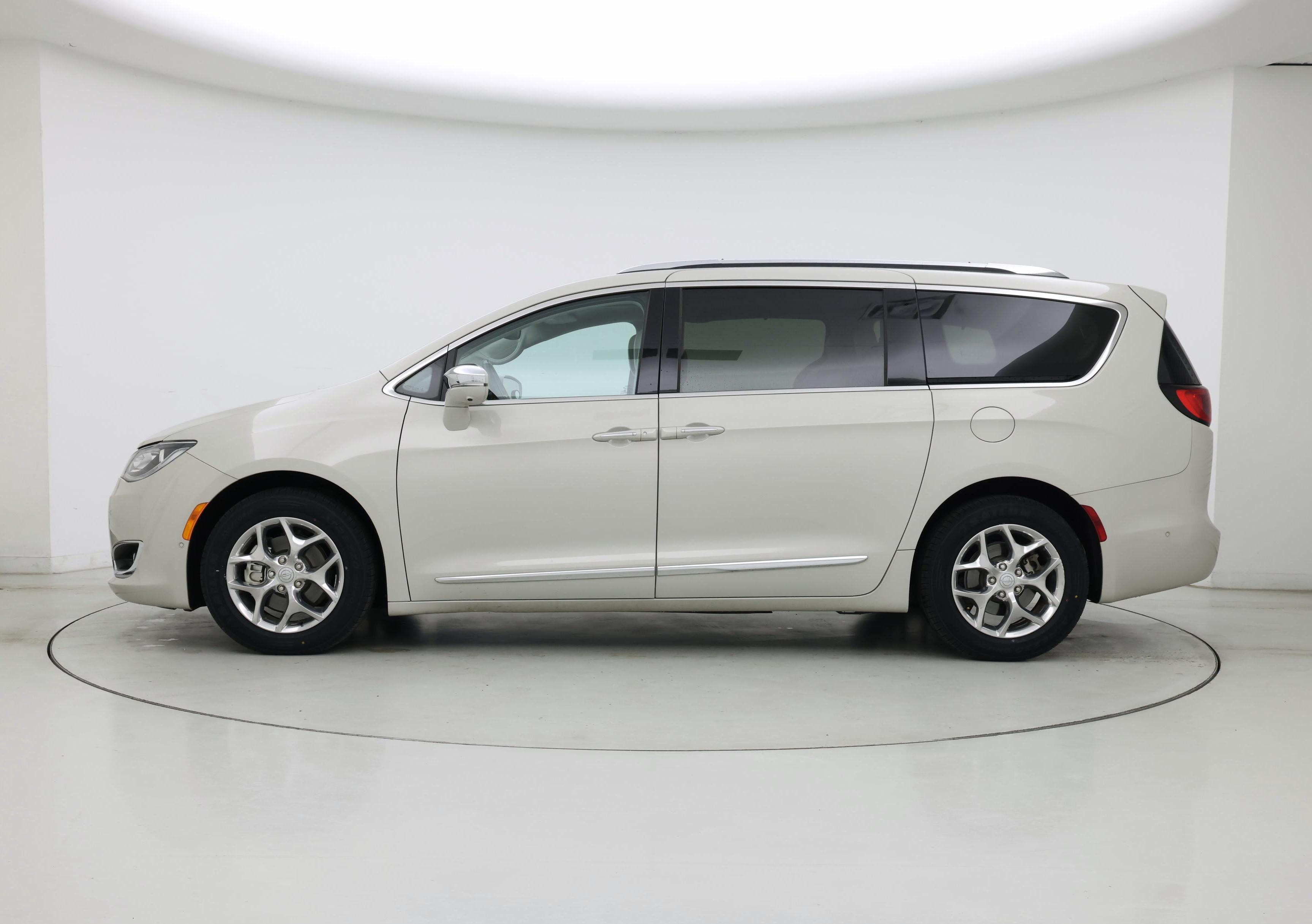 Thumbnail: 2017 Chrysler Pacifica - 3