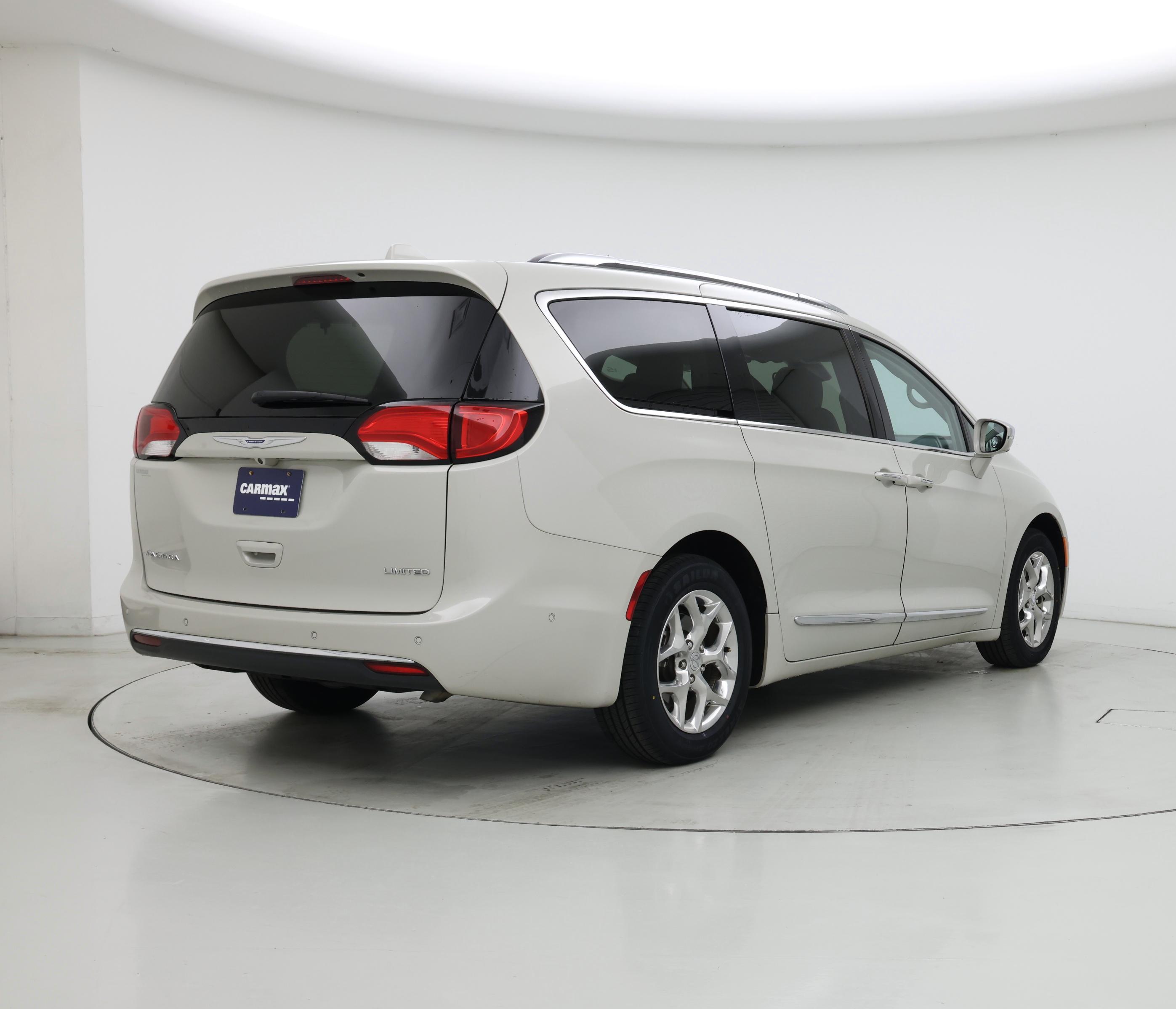 Thumbnail: 2017 Chrysler Pacifica - 8