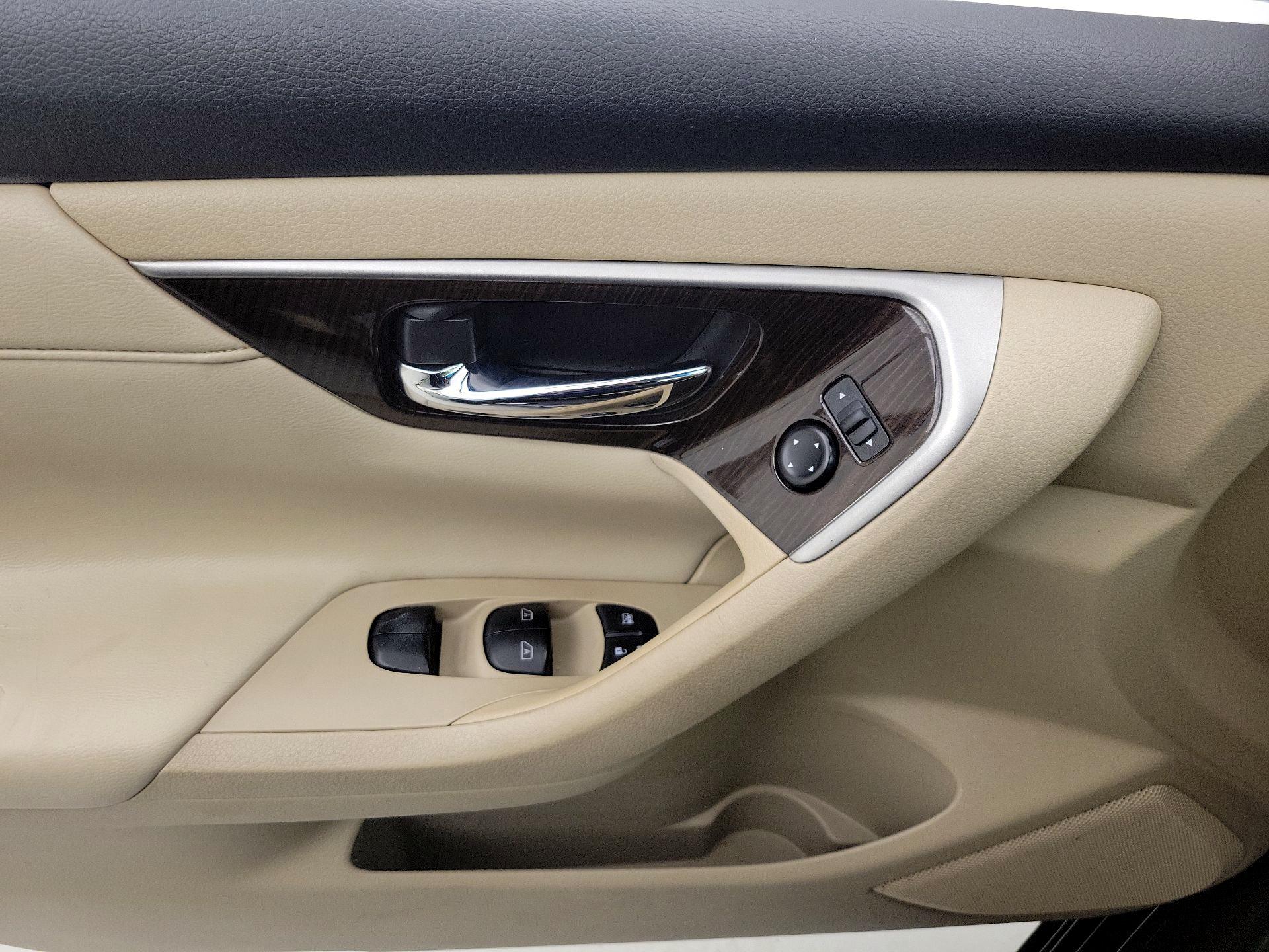 Thumbnail: 2015 Nissan Altima - 12