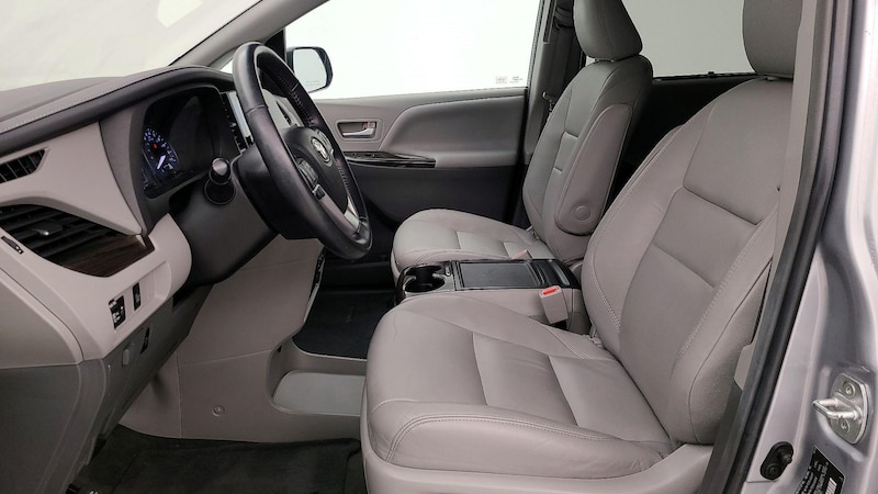 2015 Toyota Sienna XLE 9