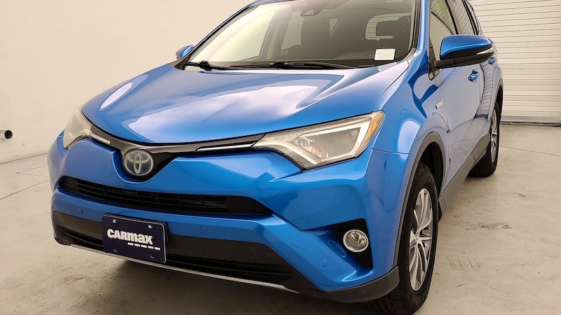 2017 Toyota RAV4 XLE 3